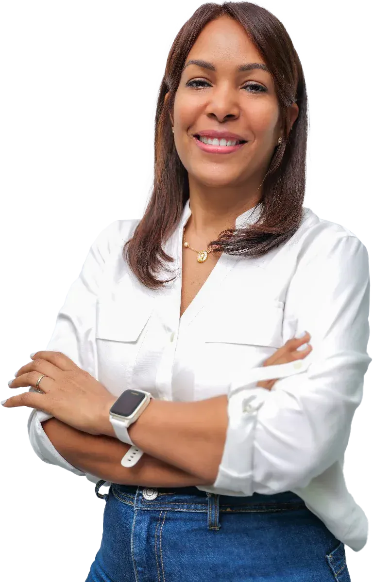 Belkis Melo camisa blanca, entrelazada de manos, sonriendo